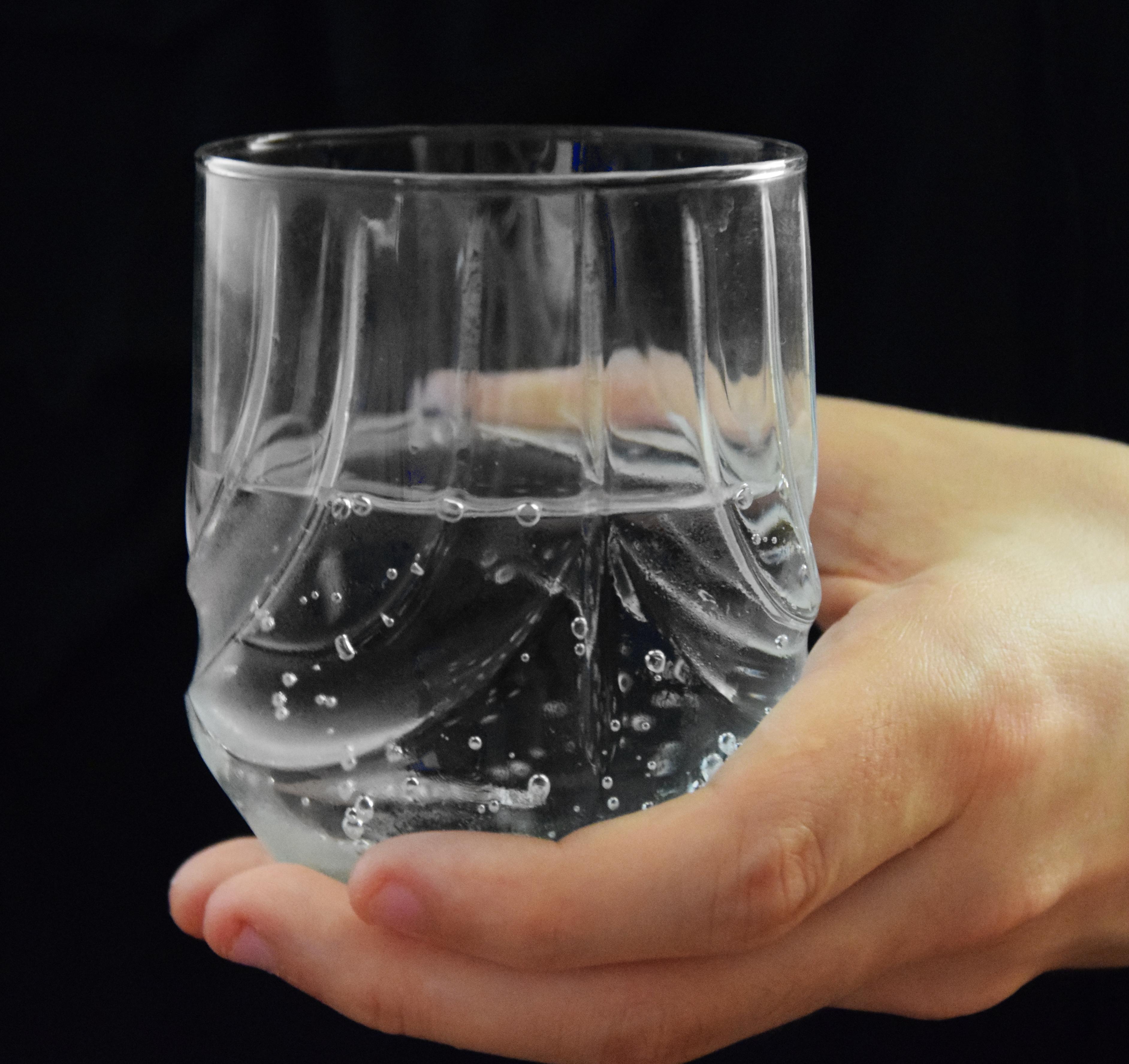 Стакан ч водой. Стакан воды. Бокалы для воды. Стакан воды в руке. Красивые стаканы для воды.